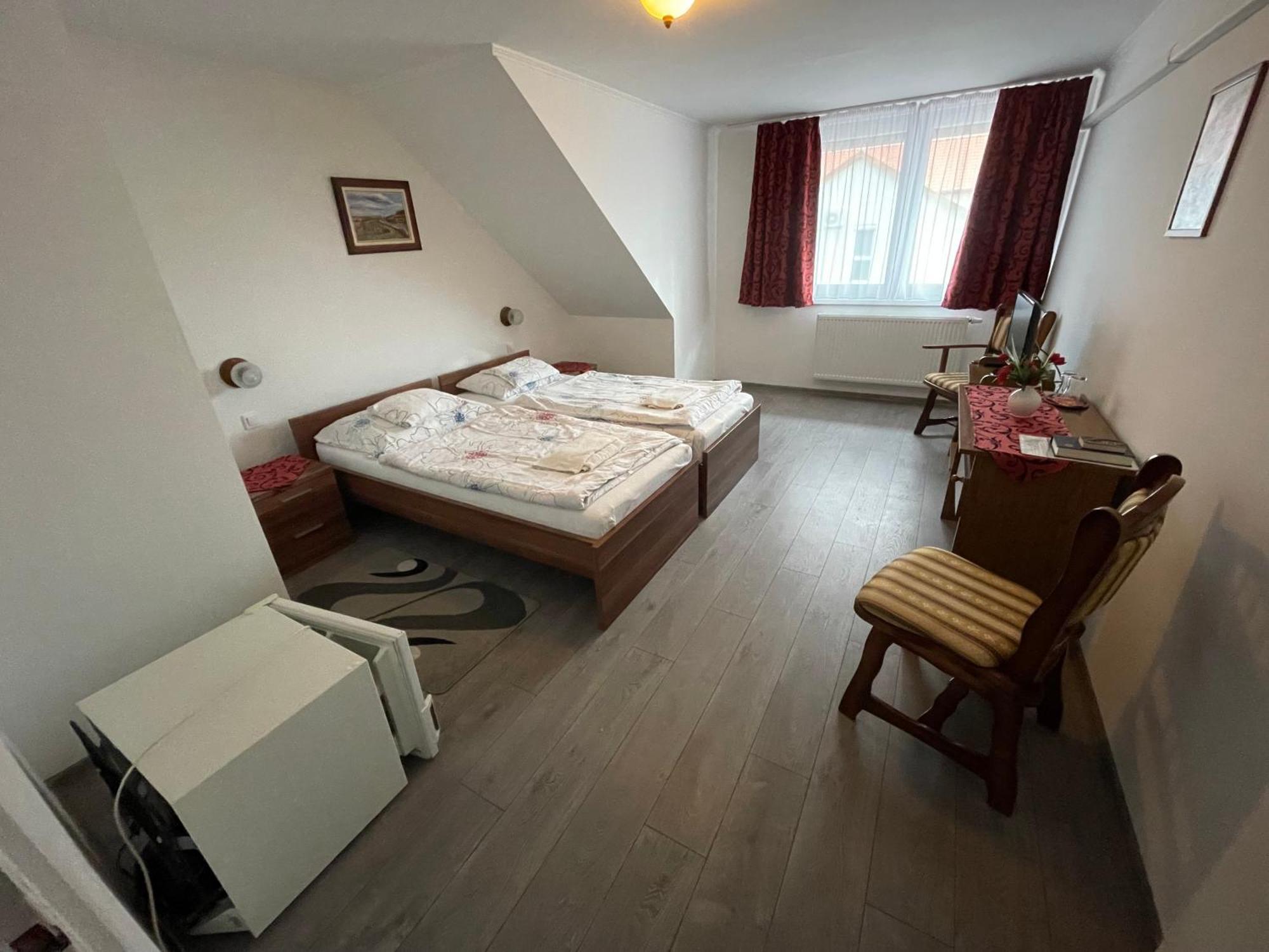 Koller Panzio Hotell Bonyhád Eksteriør bilde