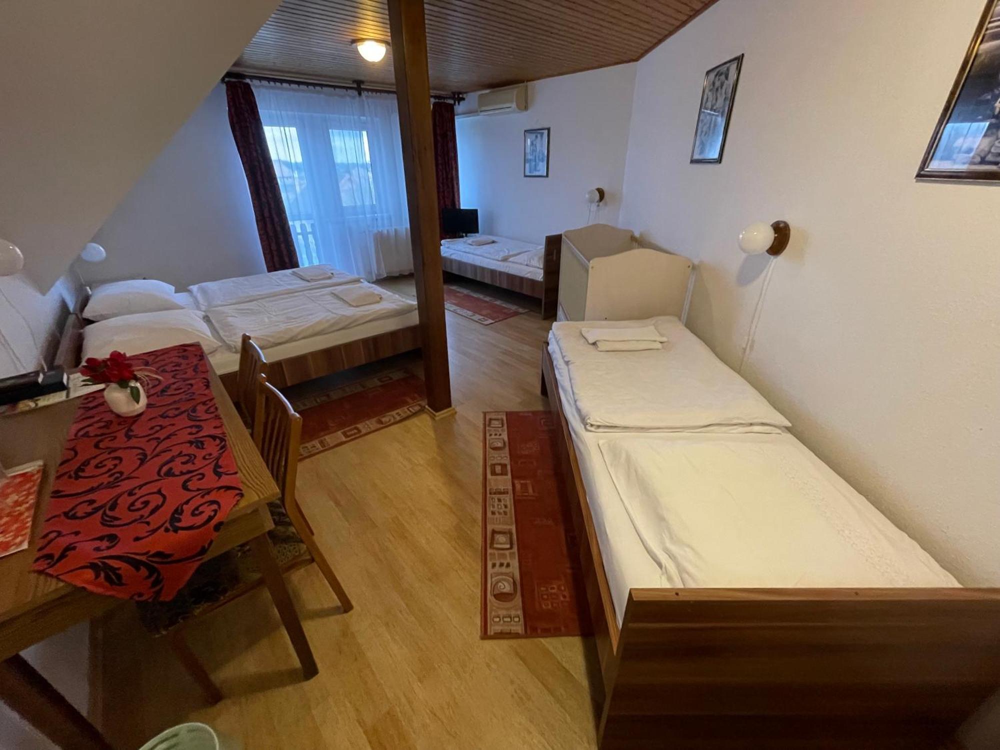 Koller Panzio Hotell Bonyhád Eksteriør bilde
