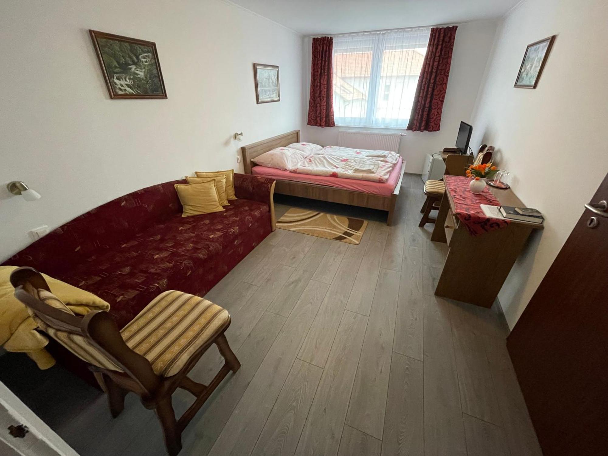 Koller Panzio Hotell Bonyhád Eksteriør bilde